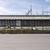 Il primo edificio industriale abbandonato lo troviamo dopo qualche metro: � un capannone blu di forma rettangolare sui cui dei writers hanno disegnato alcuni graffiti